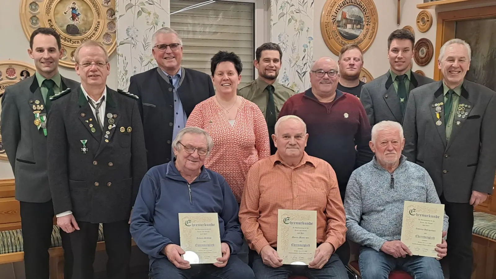 Viele Ehrungen gab es bei der Jahrteshauptversammlung der Eichelbachschützen Weihern - Stein. Sitzend von links: Johann Schlögl, Martin Mayer sen.,Andreas Holzgartner. Dahinter :Schützenmeister Matthias Reis,Gauschützenmeister Klaus Ketzler, Bürgermeister Richard Tischler, Manuela Mayer, Martin Mayer jun., Adolf Mösbauer, Matthias Bodensteiner, Stefan Gradl und Reinhard Reis sen. (Bild: Hans Schlosser)