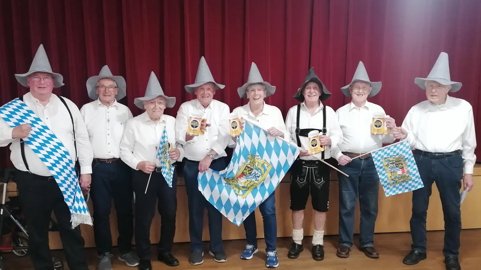 Die Kirwa-Burschen (von links) Kolpingvorsitzender Michael Koller, Albert Birkl, Josef Späth, Xaver Schafberger, Seniorentreffleiterin Lisa Schaller, Alfons Wanninger, Karl Strobl und Erhard Hirmer. (Bild: Angelika Veit)