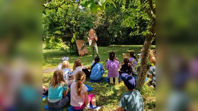 Ramona Fehringer erklärt den Kindern verschieden Wildtiere. (Bild: Barbara Linke)