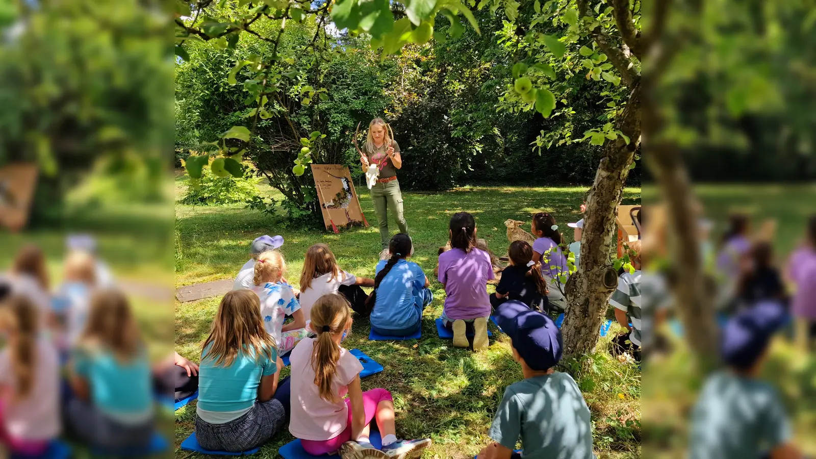Ramona Fehringer erklärt den Kindern verschieden Wildtiere. (Bild: Barbara Linke)