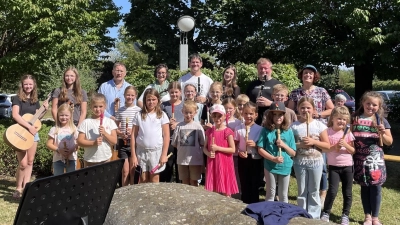 Flötengruppen der Stadtkapelle Mitterteich und Musiker von School of Arts. (Bild: Christa Hinz)