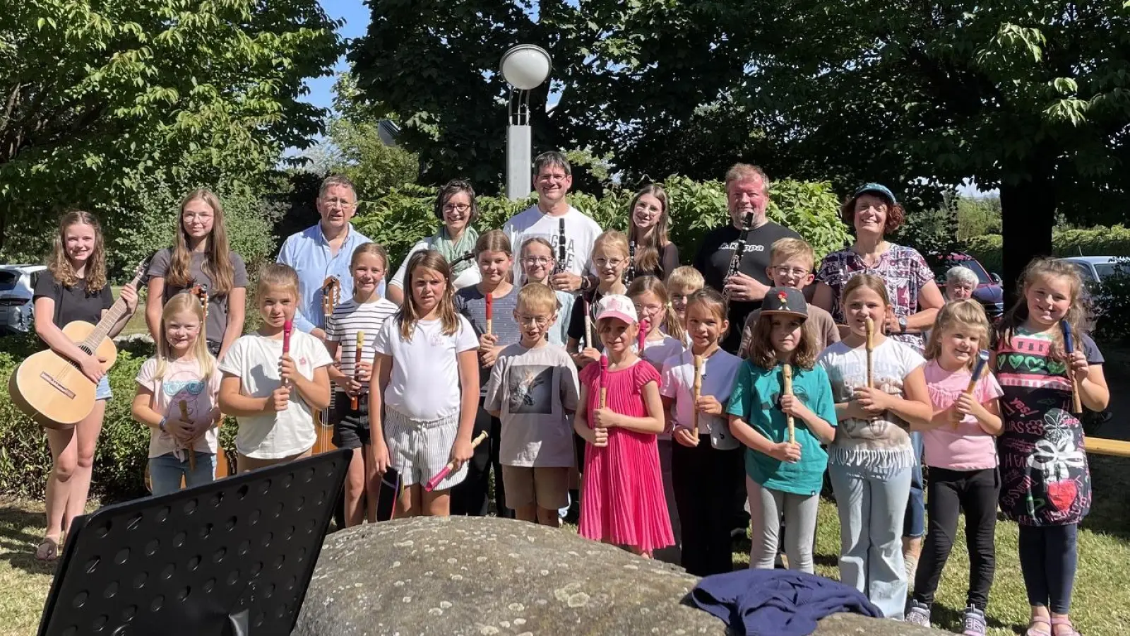 Flötengruppen der Stadtkapelle Mitterteich und Musiker von School of Arts. (Bild: Christa Hinz)