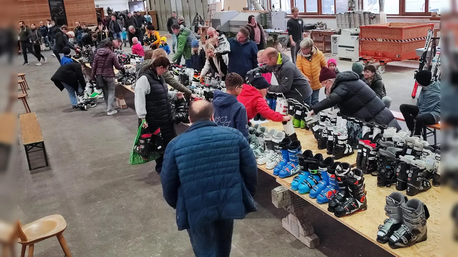 Große Auswahl am Skibasar (Bild: Johann Hauser)