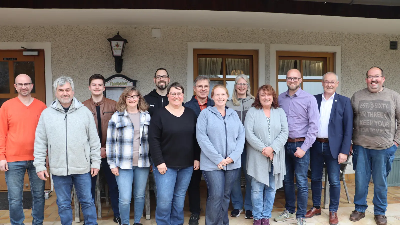 <br>Die neu gewählte Vorstandschaft des OGV Vilshofen-Rieden mit Ersten Vorsitzenden Johannes Pretzl (3.v.r.), der neuen stv. Vorsitzenden Judith Bearkland (4.v.r.) und Bürgermeister Erwin Geitner (2.v.r.)<br> (Bild: Michael Rabenhofer)