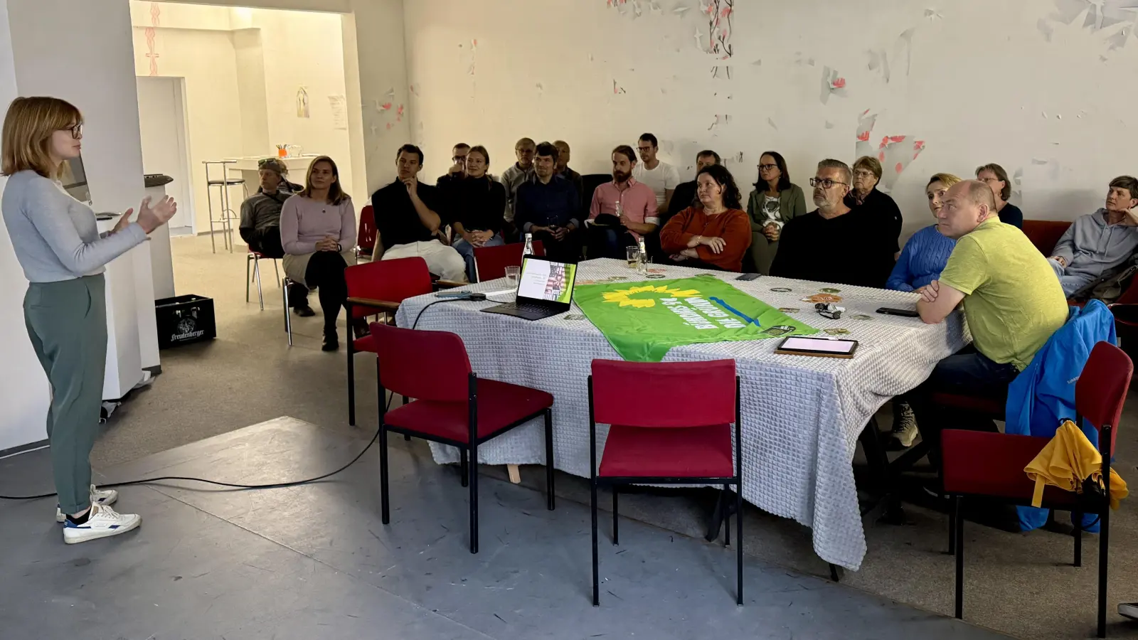 Nicht ganz 30 Interessierte haben an dem Workshop des Grünen-Kreisverbandes mit dem Titel „KI entlarven“ teilgenommen. Referentin war die Politikwissenschaftlerin und Grünen-Abgeordnete Marlene Schönberger (Bild: Gabi Eichl)