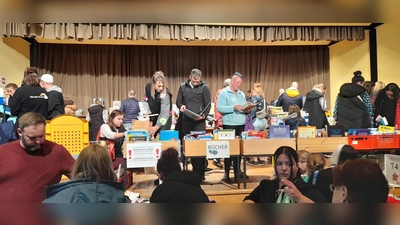 Beim Grafenwöhrer Kindersachenflohmarkt herrscht großer Andrang. (Bild: Doris Mayer-Englhart)