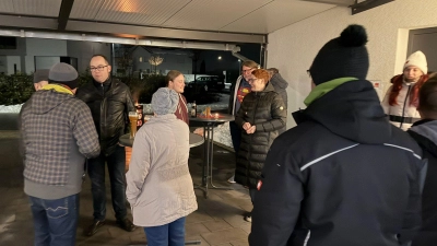 SPD-Bürgermeisterkandidat Michael Gradl (Zweiter von links) freute sich über den regen Austausch über kommunalpolitische Themen. (Bild: Waltraud Lobenhofer)