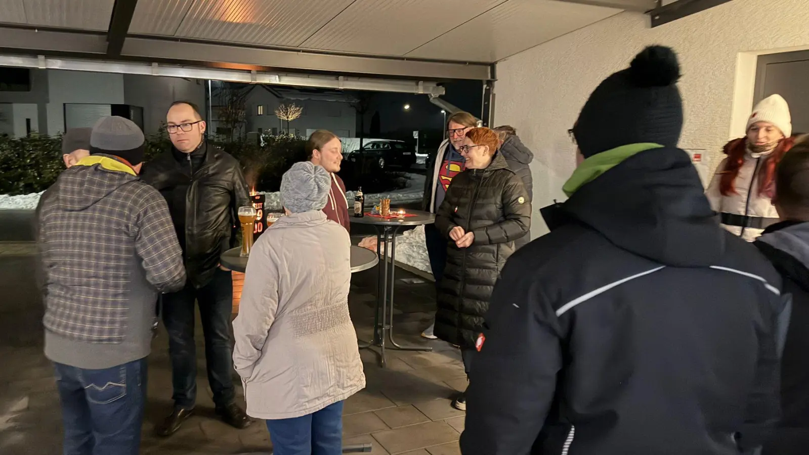 SPD-Bürgermeisterkandidat Michael Gradl (Zweiter von links) freute sich über den regen Austausch über kommunalpolitische Themen. (Bild: Waltraud Lobenhofer)