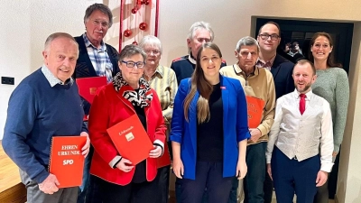SPD Landesvorsitzende Ronja Endres (dritte von links), SPD-Vorsitzender Johannes Ambros (vorne rechts), stellvertretende SPD-Vorsitzende Anna Heigl (hinten rechts) und Bürgermeisterkandidat Michael Gradl (zweiter von rechts) zeichneten Herbert Kneidl, Peter Hauselt, Margit Müller, Ursula Rähr und Rudi Janke (von links) für ihre langjährige Zugehörigkeit zur SPD aus. (Bild: Waltraud Lobenhofer)