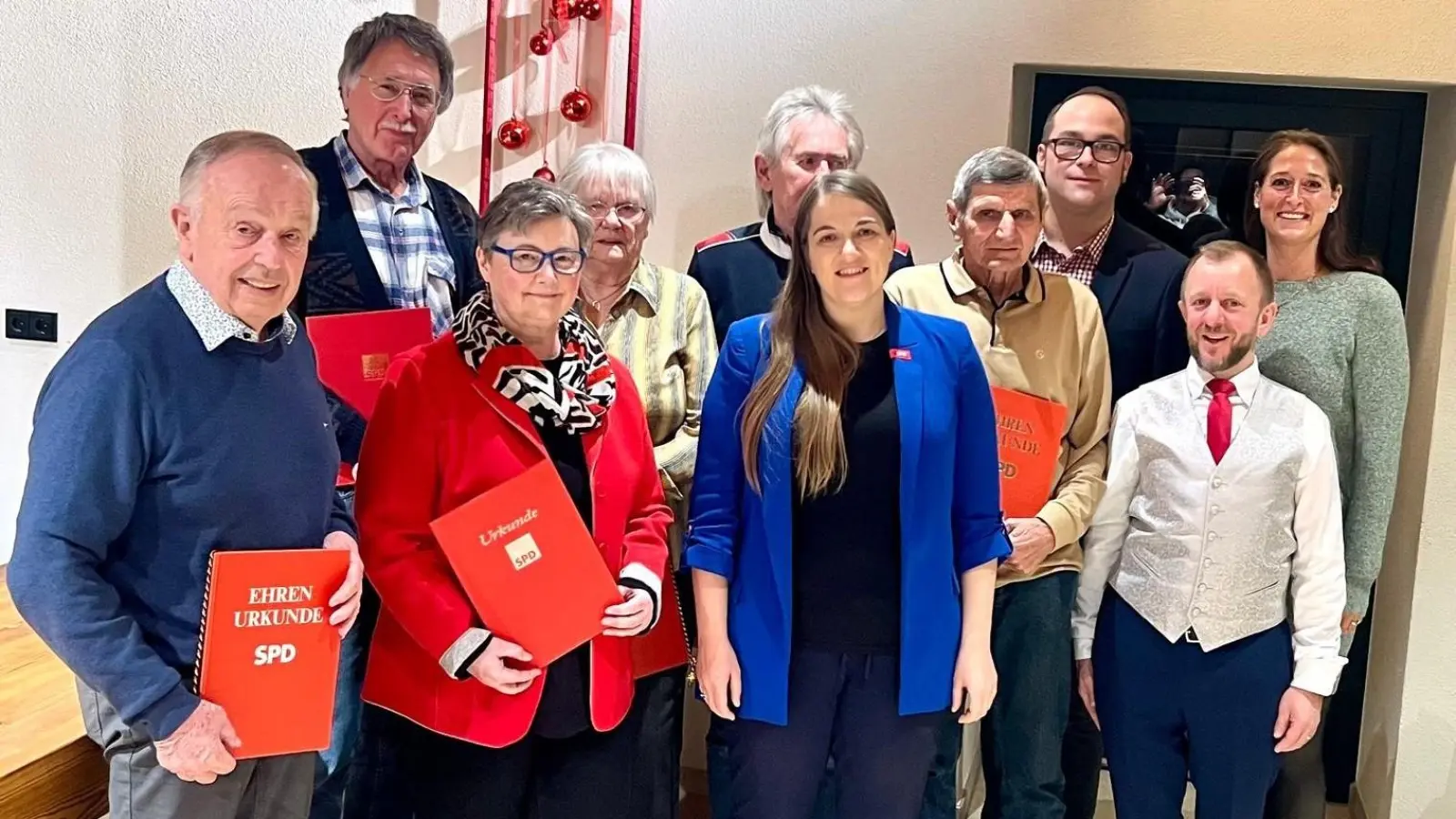 SPD Landesvorsitzende Ronja Endres (dritte von links), SPD-Vorsitzender Johannes Ambros (vorne rechts), stellvertretende SPD-Vorsitzende Anna Heigl (hinten rechts) und Bürgermeisterkandidat Michael Gradl (zweiter von rechts) zeichneten Herbert Kneidl, Peter Hauselt, Margit Müller, Ursula Rähr und Rudi Janke (von links) für ihre langjährige Zugehörigkeit zur SPD aus. (Bild: Waltraud Lobenhofer)