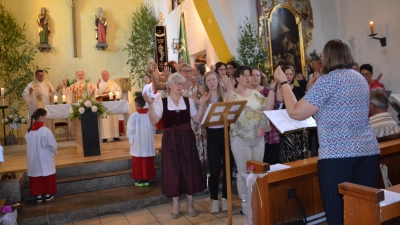 Ein großartiger Gottesdienst in Tröbes zu dem die Missionsbrücke und die Kirchenverwaltung Tröbes im afrikanischen Ritus mit Pater Ferdinand eingeladen hatte. <br> (Bild: Peter Garreiss)