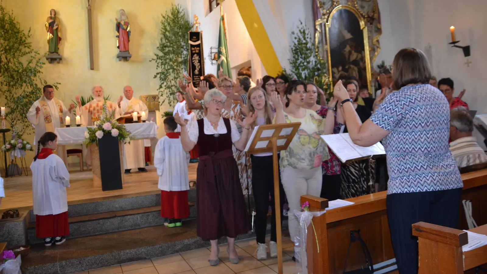 Ein großartiger Gottesdienst in Tröbes zu dem die Missionsbrücke und die Kirchenverwaltung Tröbes im afrikanischen Ritus mit Pater Ferdinand eingeladen hatte. <br> (Bild: Peter Garreiss)