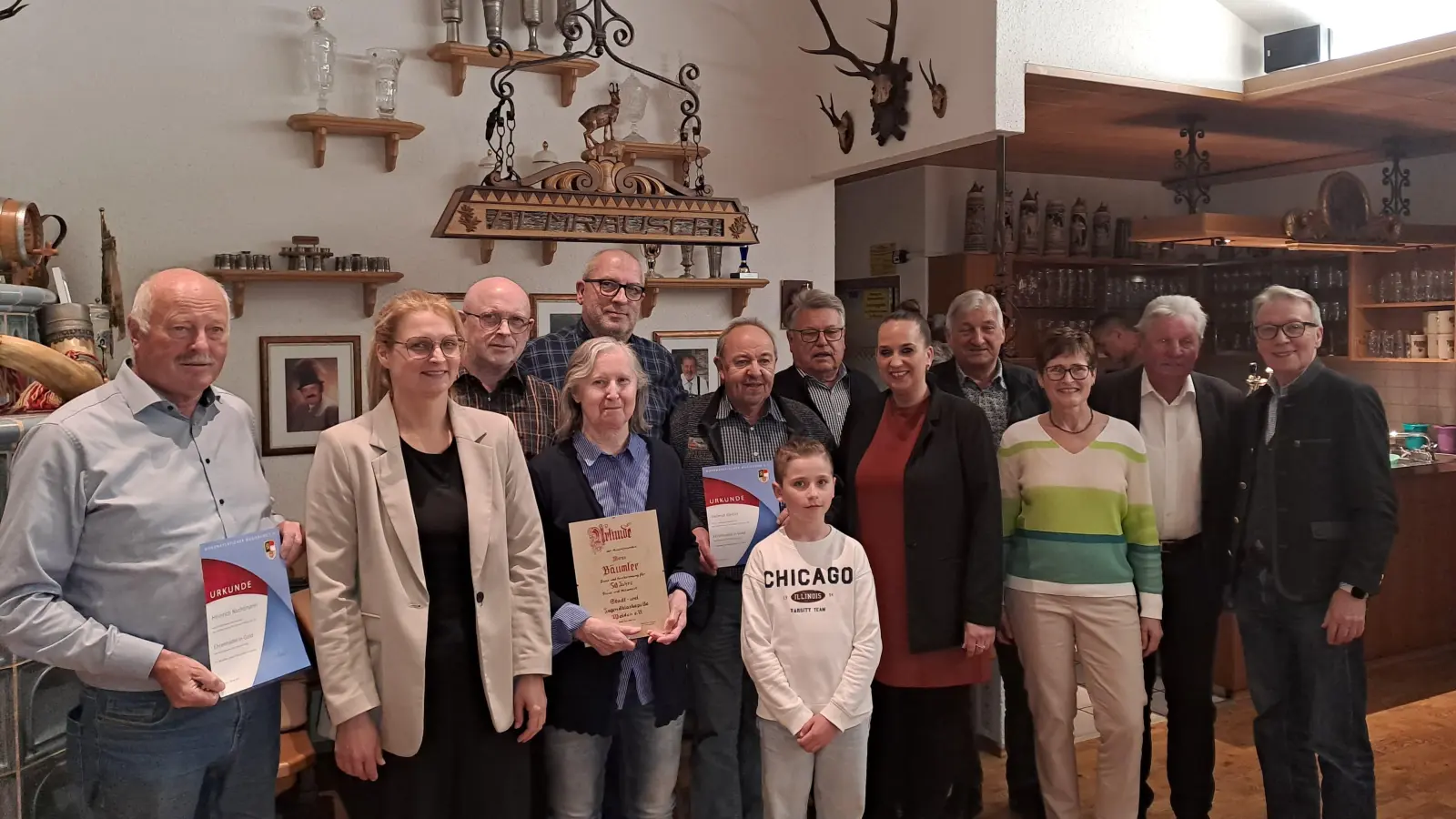 Die geehrten Mitglieder mit Vorstandschaft und Ehrengästen  (Bild: Sabrina Scharnagl)