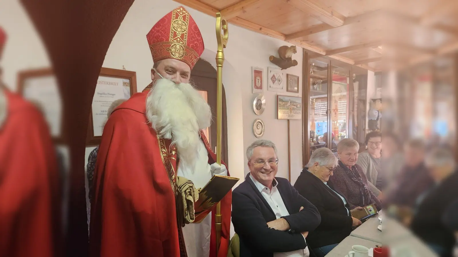 Der heilige Nikolaus dankte auch Bürgermeister Ludwig Prögler, dass er die älteren Mitbürger nicht vergisst.  (Bild: Nikolaus Scherr)