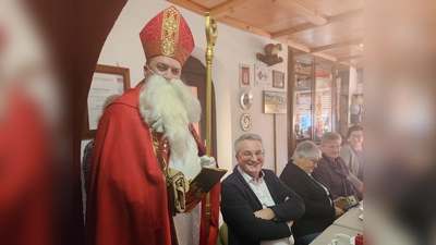 Der heilige Nikolaus dankte auch Bürgermeister Ludwig Prögler, dass er die älteren Mitbürger nicht vergisst.  (Bild: Nikolaus Scherr)