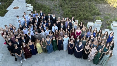Der Abschlussjahrgang 2026 der Realschule am Tor zur Oberpfalz versammelte sich nach der feierlichen Zeugnisübergabe zum gemeinsamen Erinnerungsfoto im Pausenhof der Schule. (Bild: Alexander Licha)