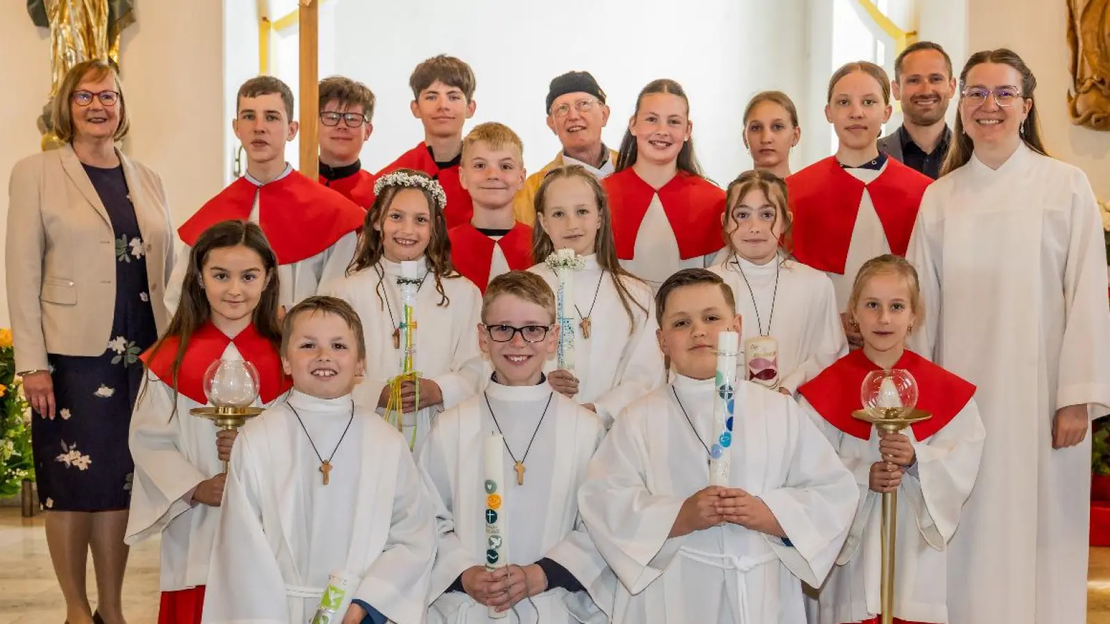 Strahlende Gesichter nach dem feierlichen Gottesdienst zur Erstkommunion in Etzenricht (Bild: Thomas Betz)