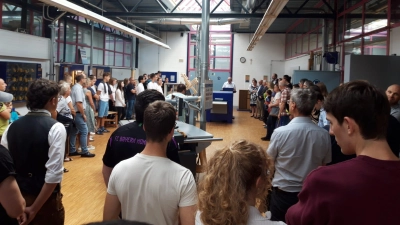 Mit großem Interesse verfolgen die vielen Gäste die Reden und die Präsentationen der Schreinerausstellung an der Europa-Berufsschule. (Bild: Manfred Häring )