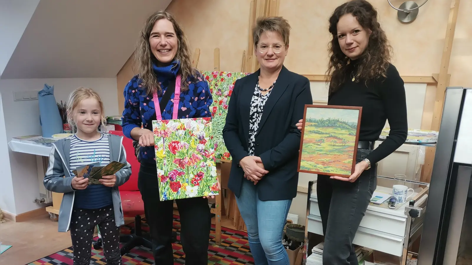 Bürgermeisterin Sonja Meier mit den Künstlerinnen Katharina Gierlach (links) und Carina Neuffer (rechts). (Bild: Annemarie Mösbauer)
