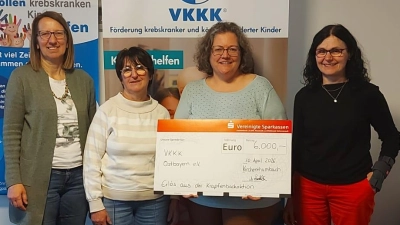 Spendenübergabe an den VKKK Ostbayern e.V.: Die Organisatorinnen der Krapfenaktion überreichten 6.000 Euro zur Unterstützung krebskranker Kinder und ihrer Familien. (Bild: Michaela Zeitler)