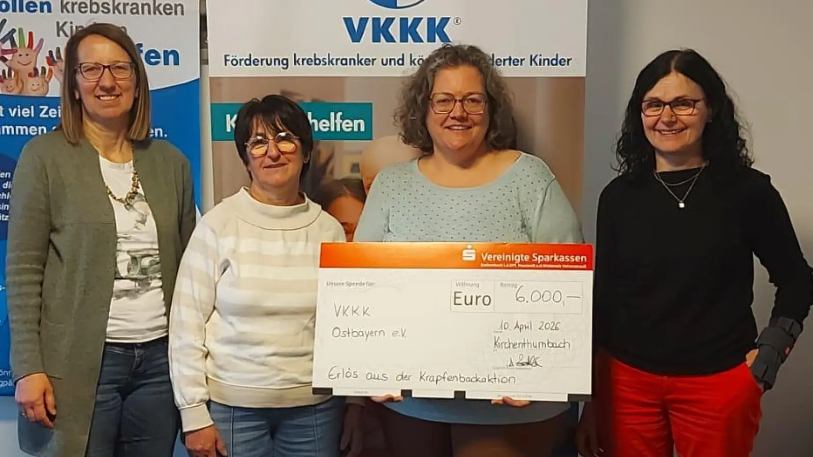 Spendenübergabe an den VKKK Ostbayern e.V.: Die Organisatorinnen der Krapfenaktion überreichten 6.000 Euro zur Unterstützung krebskranker Kinder und ihrer Familien. (Bild: Michaela Zeitler)