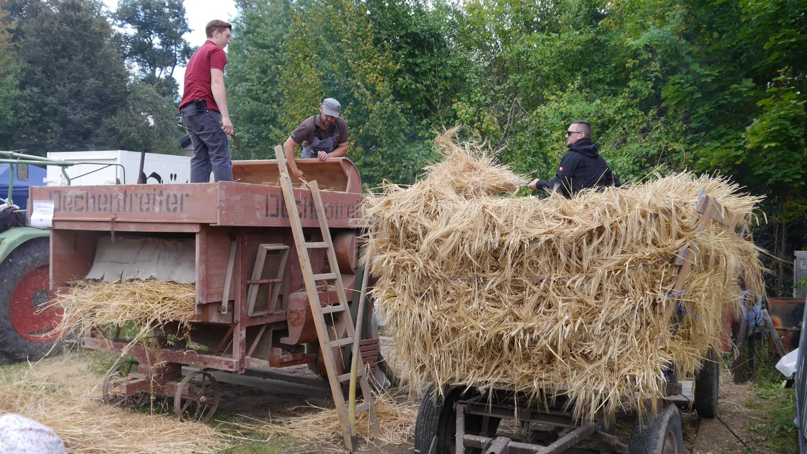 Beim Erntedank im Gagglhof wird mit einer Dreschmaschine aus den 1950er-Jahren gezeigt, wie früher das Getreide gedroschen wurde. (Bild: Josef Leipold)