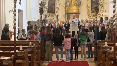 Pfarrer Bauer mit den Schülerinnen und Schülern (Bild: Ramona Mensch)