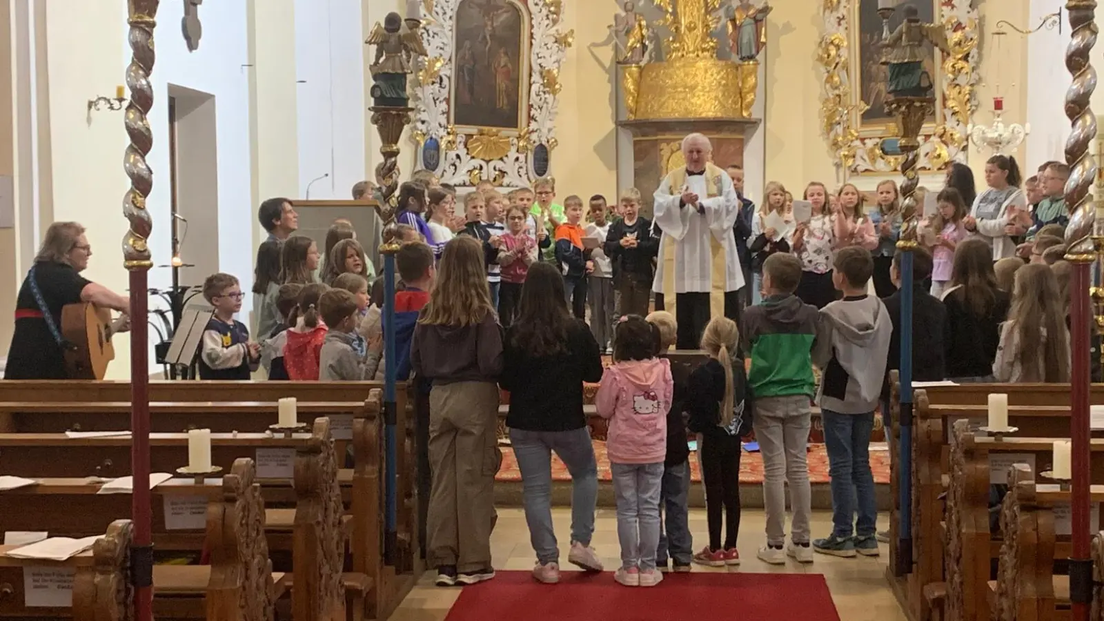 Pfarrer Bauer mit den Schülerinnen und Schülern (Bild: Ramona Mensch)
