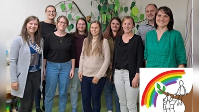 Elternbeirat von l. n. r.: Karin Lippert, Katharina Haas, Susanne Schweiger, Karoline Meier, Miriam Schwandtner, Sabrina Hofstetter, Daniela Hechtl, Ludwig Fischer, Christina Meier-Dotzler; unten rechts: Kindergartenlogo (Bild: Katja Baumer)