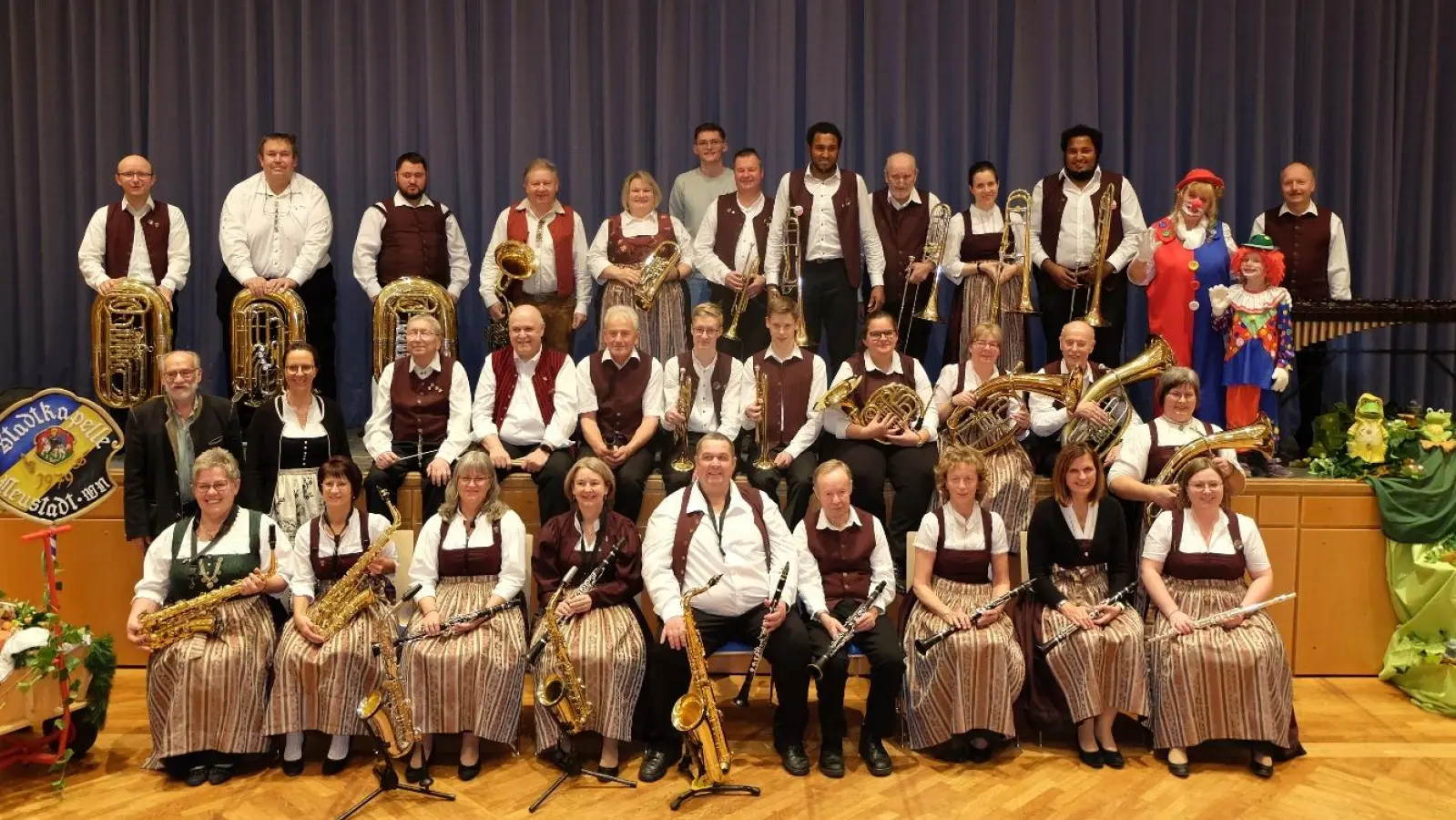 Die Musiklehrer führen beim „Tag der offenen Tür“ in der Musikschule und im Freien die einzelnen Instrumente vor und geben einen Einblick in die Ensembles. Die Aufnahme zeigt die Stadtkapelle. (Bild: Karl Wildenauer)