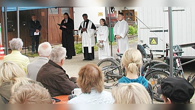 Viele Gäste waren zur Einweihung des Lohwegs gekommen. Die Andacht, eingrahmt von Liedern, gestalteten Pater Joy und seine evanglische Kollegin Regina Steiner aus Brand bei Marktredwitz. (Bild: ld)