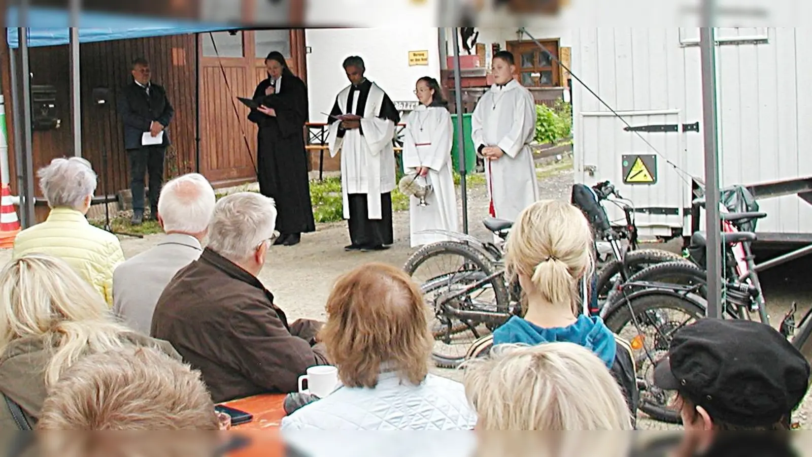 Viele Gäste waren zur Einweihung des Lohwegs gekommen. Die Andacht, eingrahmt von Liedern, gestalteten Pater Joy und seine evanglische Kollegin Regina Steiner aus Brand bei Marktredwitz. (Bild: ld)