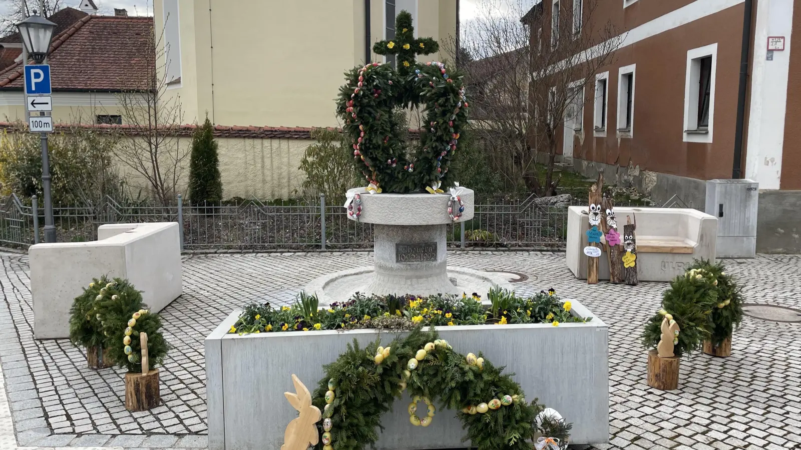 Der Osterbrunnen erstrahlt in der Dorfmitte Theuerns. (Bild: Silvia Schneider)