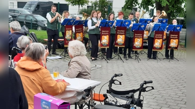 Junge Musikerinnen und Musiker der Ammerthaler Blaskapelle begeistern die Seniorinnen und Senioren beim Sommerfest der Caritas Sozialstation Amberg. (Bild: Gerhard Doerfler)