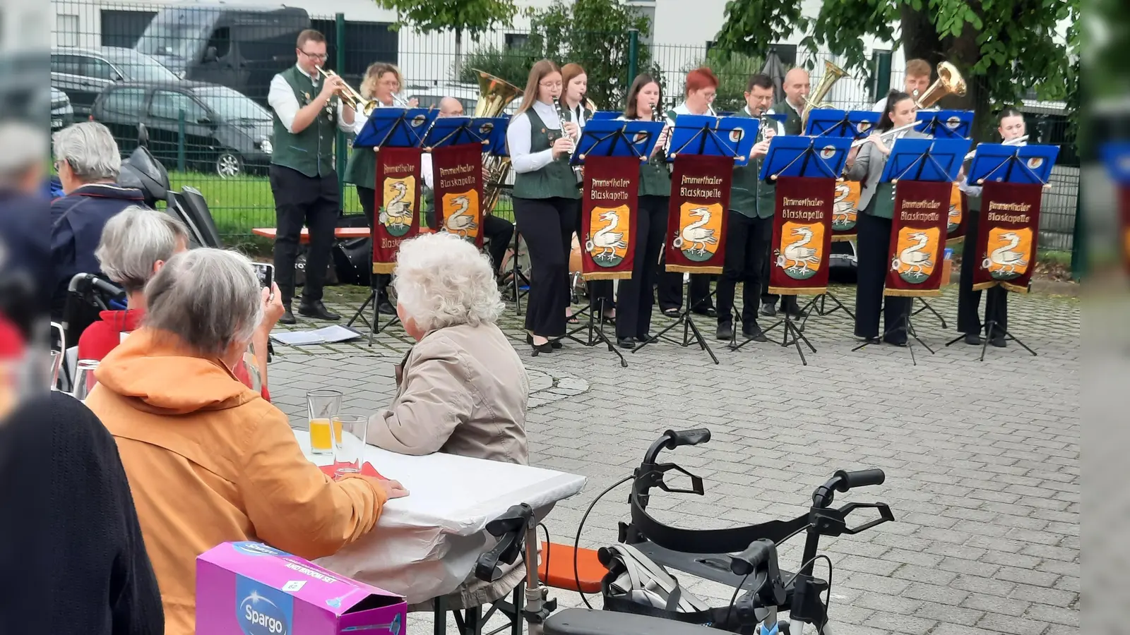 Junge Musikerinnen und Musiker der Ammerthaler Blaskapelle begeistern die Seniorinnen und Senioren beim Sommerfest der Caritas Sozialstation Amberg. (Bild: Gerhard Doerfler)