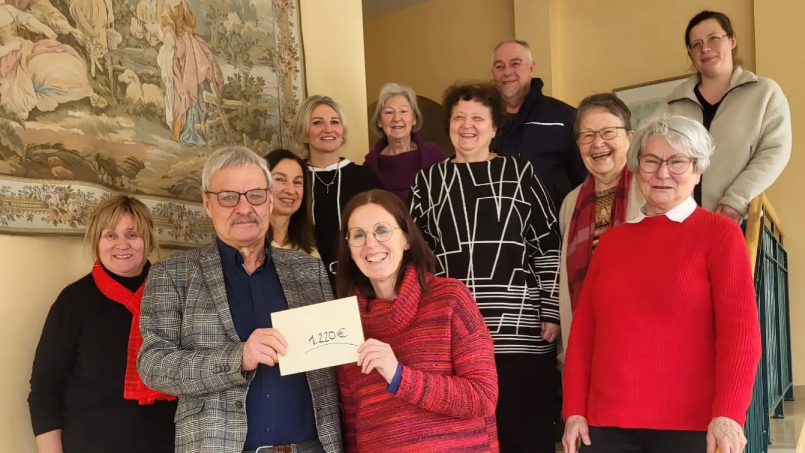 Fritjoff Kösling (Leiter Maltreff) überreicht die Spende aus dem Weihnachtsbasar an Dr. Margarete Pickert (SAPV). (Bild: Susanne Meichner)