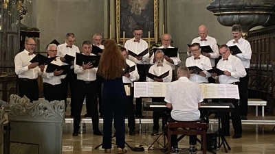 Jubiläumschor MGV Fürnried und Umgebung beim Auftritt in der Laurentiuskirche in Altdorf (Bild: Kerstin Bodendörfer)