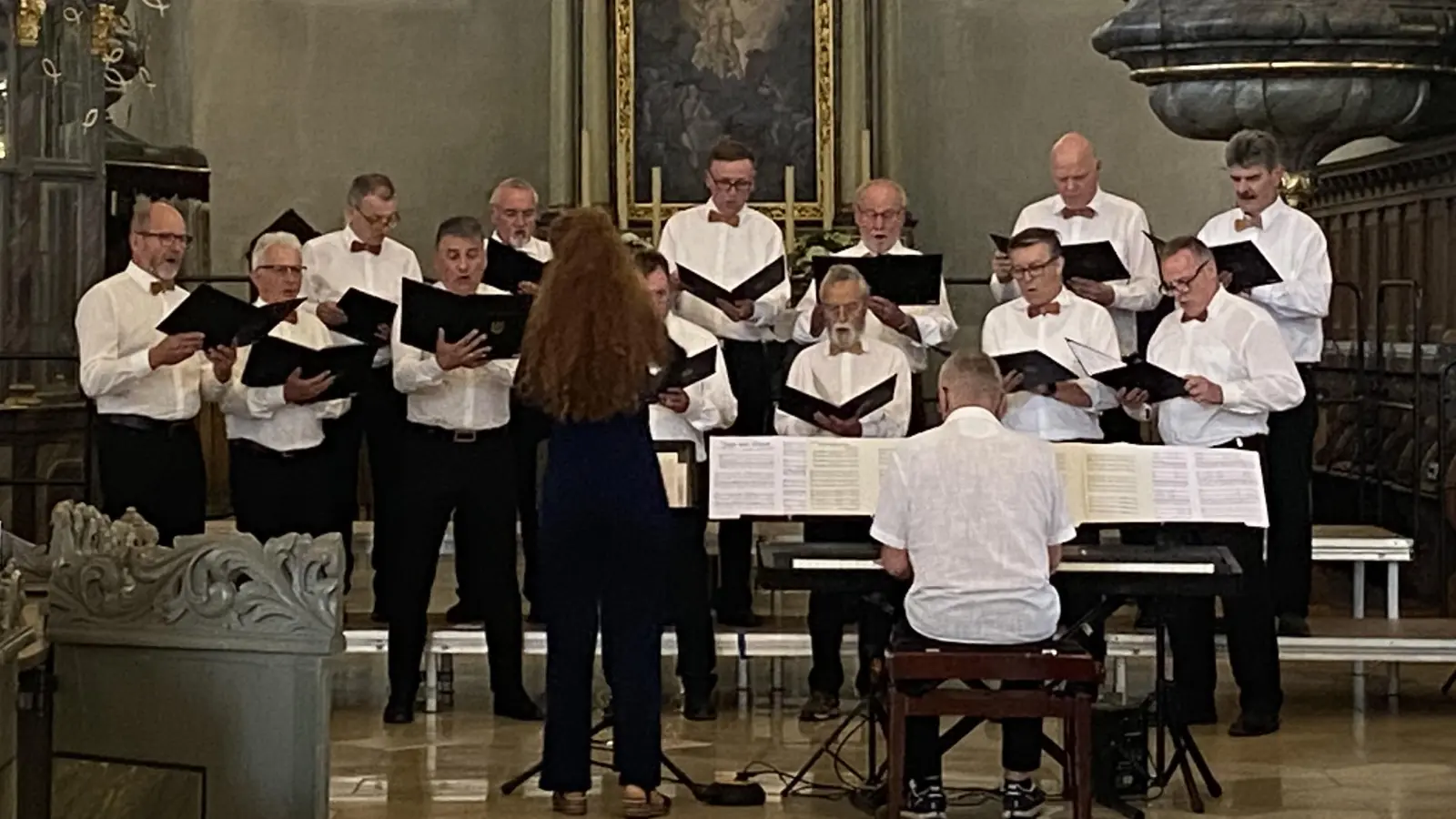 Jubiläumschor MGV Fürnried und Umgebung beim Auftritt in der Laurentiuskirche in Altdorf (Bild: Kerstin Bodendörfer)