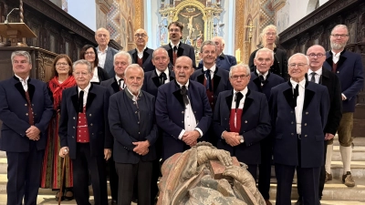 Der Nabburger Männerchor unter Leitung von Wulf-Dieter Hörmann gestaltete in der Prüfinger Klosterkirche mit der Waldlermesse den Gottesdienst (Bild: Bernd Hofmann)