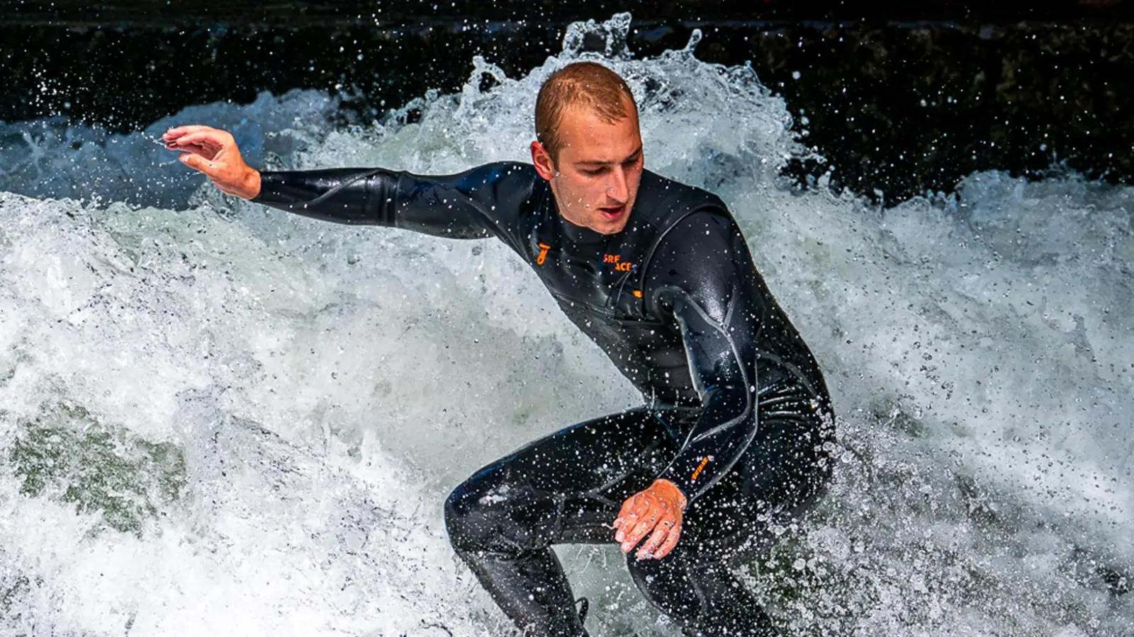 Wissen, Geduld und die passende Ausrüstung sind unverzichtbar, um an der Eisbach-Welle zu einem solch faszierenden Schnappschuss zu kommen. (Bild: Elke Englmaier)