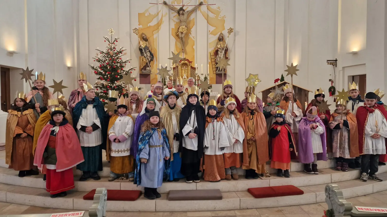 Die Sternsingerkinder der Pfarrei St. Emmeram Waidhaus nach dem feierlichen Gottesdienst am Hochfest Heilig Dreikönig. (Bild: Josef Kleber)