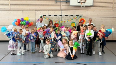 25 Kinder haben in diesem Jahr an der Grundschule Fronberg ihren ersten Schritt ins Schulleben gemacht. Stellvertretend für alle ABC-Schützen in Schwandorf wurden sie von Bürgermeister Matthias Kuhn herzlich begrüßt. (Bild: Andreas Hofmeister)