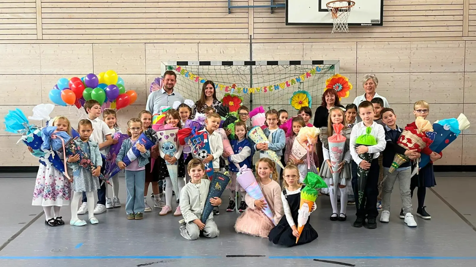 25 Kinder haben in diesem Jahr an der Grundschule Fronberg ihren ersten Schritt ins Schulleben gemacht. Stellvertretend für alle ABC-Schützen in Schwandorf wurden sie von Bürgermeister Matthias Kuhn herzlich begrüßt. (Bild: Andreas Hofmeister)