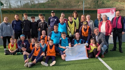 Spendenübergabe beim Fußballtraining.  (Bild: Hermann Stadler )