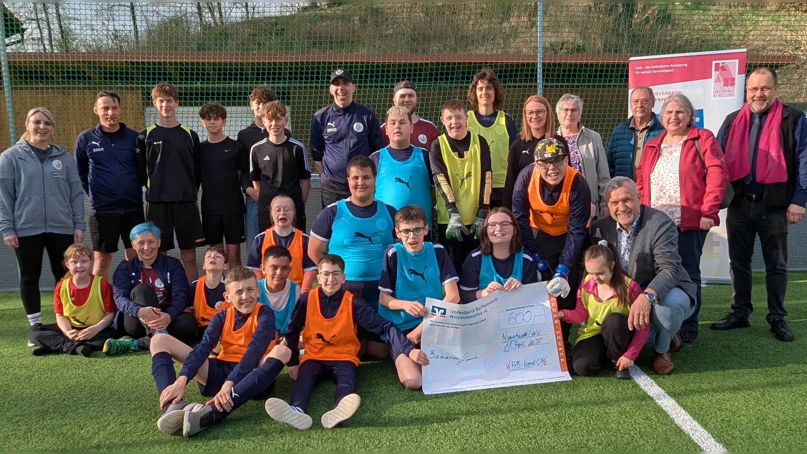 Spendenübergabe beim Fußballtraining.  (Bild: Hermann Stadler )