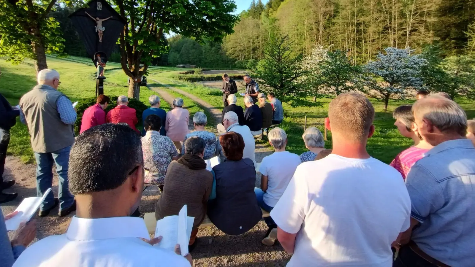 Bei herrlichem Frühjahrswetter wurde eine Maiandacht am Feldkreuz gefeiert.  (Bild: Ludwig Raß)