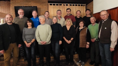 Geehrt wurden (hintere Reihe von links) Winfried Grillmeier (50 Jahre), Roland Seebauer (40 Jahre), Thomas Marth (40 Jahre), Johann Wurm (40 Jahre), Christoph Sack (25 Jahre), Peter Brunner (25 Jahre), Markus Prechtl (25 Jahre) – vordere Reihe von links Maria Seebauer (40 Jahre), Klaus Putzer (40 Jahre), Anita Neufeld (25 Jahre), Elisabeth Leupold (25 Jahre), Christine Waterloo (40 Jahre) und Erwin Wächter (40 Jahre). Mit auf dem Bild die beiden Vorsitzenden Michael Rabus (vorne links) und Rainer Rahn (vorne rechts), die allen Jubilaren Urkunden, Ehrenabzeichen und Präsente überreichten. (Bild: Rainer Rahn)