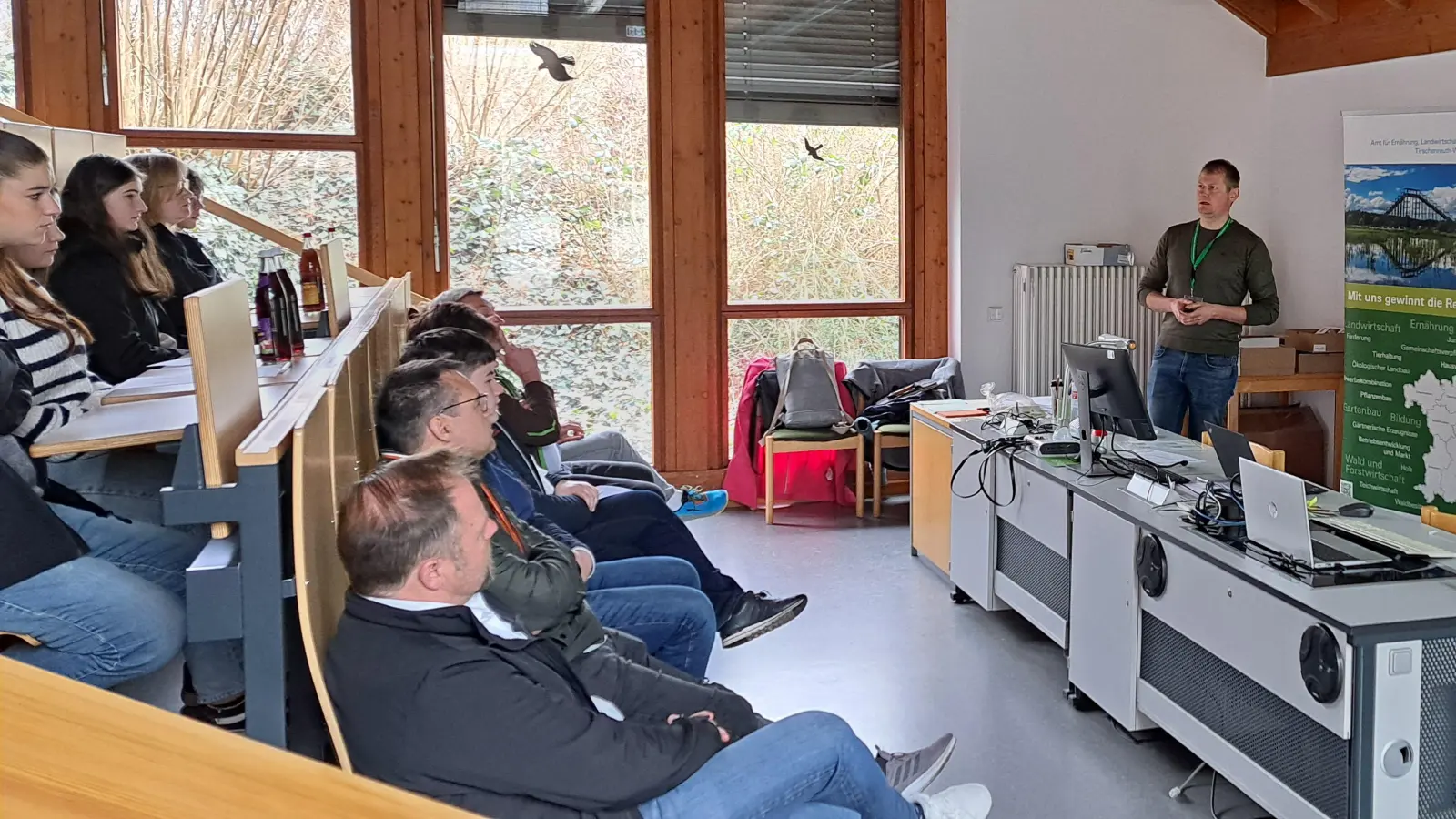 Die Veranstaltung begann mit einem Theorieteil - Johannes Schrems erklärt die Eckdaten zur Berufsausbildung in der Landwirtschaft. (Bild: Judtih Zeitler)