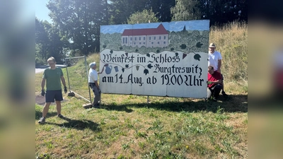 Schon am Ortseingang von Burgtreswitz lädt eine übergroße Tafel zum 38. Weinfest ein. Mitglieder des Fördervereins haben sie aufgestellt. Kostenloser Abhol- und Heimfahrservice. (Bild: Peter Garreiss)