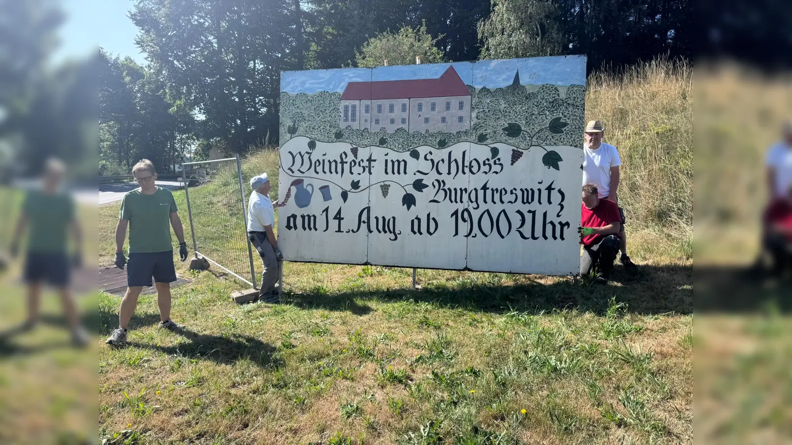 Schon am Ortseingang von Burgtreswitz lädt eine übergroße Tafel zum 38. Weinfest ein. Mitglieder des Fördervereins haben sie aufgestellt. Kostenloser Abhol- und Heimfahrservice. (Bild: Peter Garreiss)